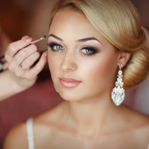 Read more about the article Romantic Engagement Makeup Ideas for Sunset Photoshoots