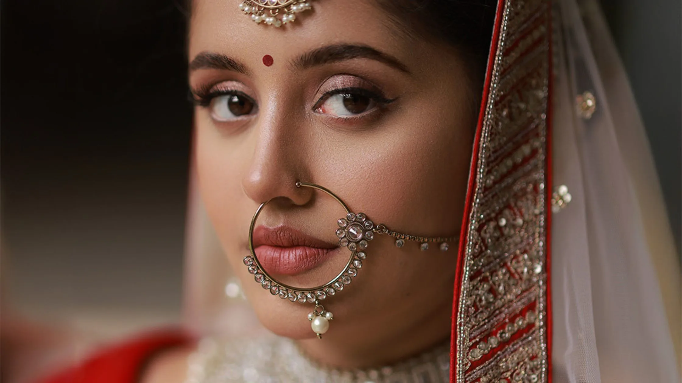 Read more about the article Tips for Booking Last-Minute Bridal Makeup Packages During Peak Season